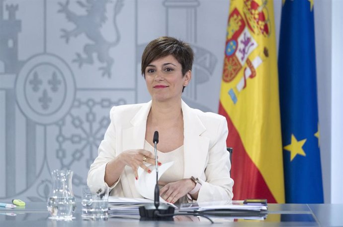 La ministra de Política Territorial y portavoz del Gobierno, Isabel Rodríguez, durante una rueda de prensa tras el Consejo de Ministros, en el Palacio de La Moncloa, a 4 de abril de 2023, en Madrid (España). Con motivo de la Semana Santa se ha indultado