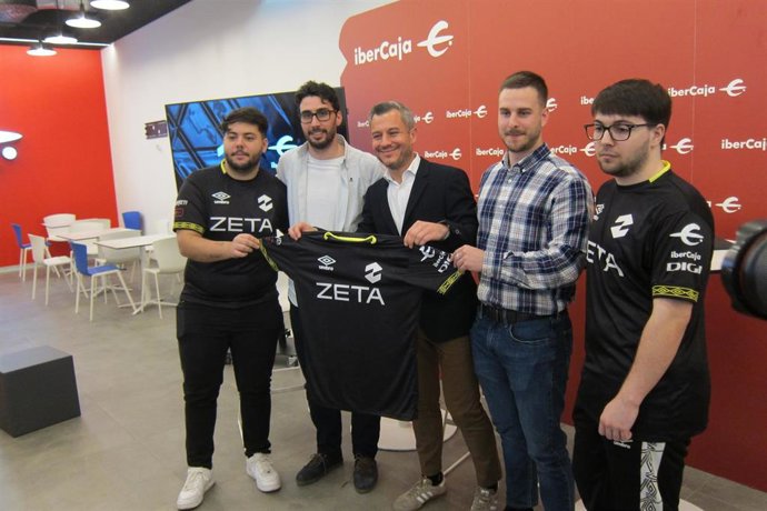 El director de Marketing y Estrategia Digital de Ibercaja, Nacho Torre, el CEO de Zeta Gaming, Nico Ferro, y el director de Operaciones, Nacho Ortiz, con dos integrantes del equipo de Zeta Esports Óscar Ruiz 'Nyx' y Alejandro Vela 'Bolyy1'.