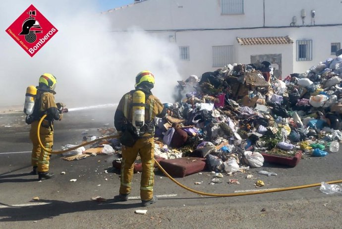 Sofocan un incendio en la carga de un camión de residuos en Torrevieja