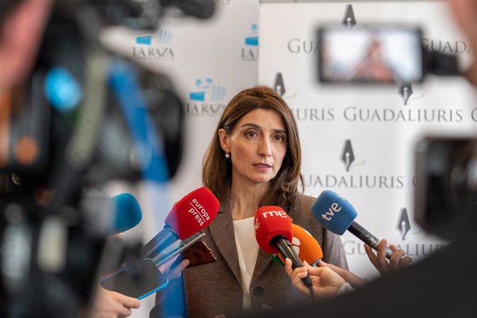 la ministra de Justicia, Pilar Llop, atiende a los medios de comunicación, a 31 de marzo de 2023 en Sevilla, (Andalucía, España). 