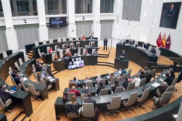 El delegado de Medio Ambiente y Movilidad, Borja Carabante (c), interviene durante una sesión extraordinaria del Pleno Municipal, en el Ayuntamiento de Madrid, a 4 de abril de 2023