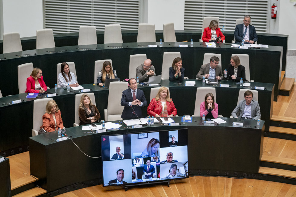 El delegado de Medio Ambiente y Movilidad, Borja Carabante (c), interviene durante una sesión extraordinaria del Pleno Municipal, en el Ayuntamiento de Madrid, a 4 de abril de 2023