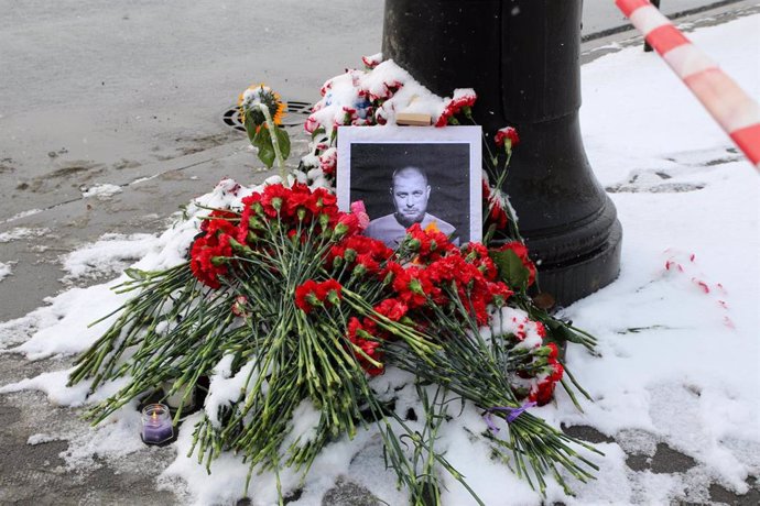 Ofrenda en homenaje al bloguero Vladlen Tatarsky, fallecido en un ataque en San Petersburgo