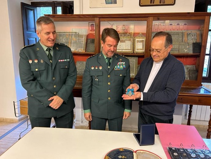 Miembros de la Guardia Civil entregan los objetos robados en el Monasterio de Lluc.