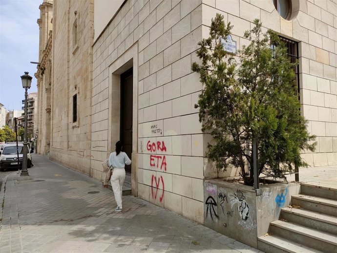 Pintada en la Plaza Luis Portero, al mediodía de este martes