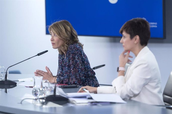 La ministra de Transportes, Movilidad y Agenda Urbana, Raquel Sánchez (i), y la ministra de Política Territorial y portavoz del Gobierno, Isabel Rodríguez (d), durante una rueda de prensa tras el Consejo de Ministros.