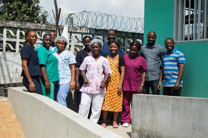 Archivo - Profesionales sanitarios y no sanitarios del centro de Salud de New Kru Town