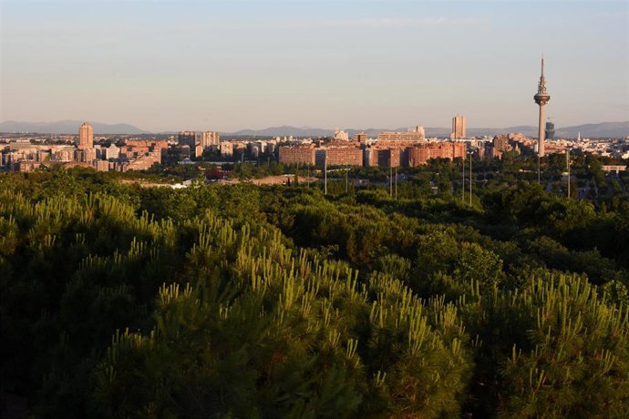 Archivo - Vistas de Torrespaña, conocida como 'El Pirulí', desde el mirador inferior del Parque de la Cuña Verde de Latina, en Madrid (España). 