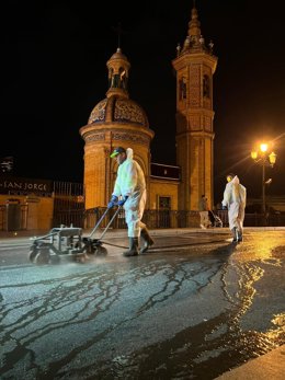 Efectivos de Lipasam retirando cera en el Altozano, en Sevilla.