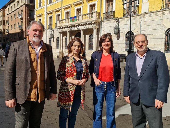 La alcaldesa de Teruel, Emma Buj, y la presidenta de Aragoneses, Elena Allué.