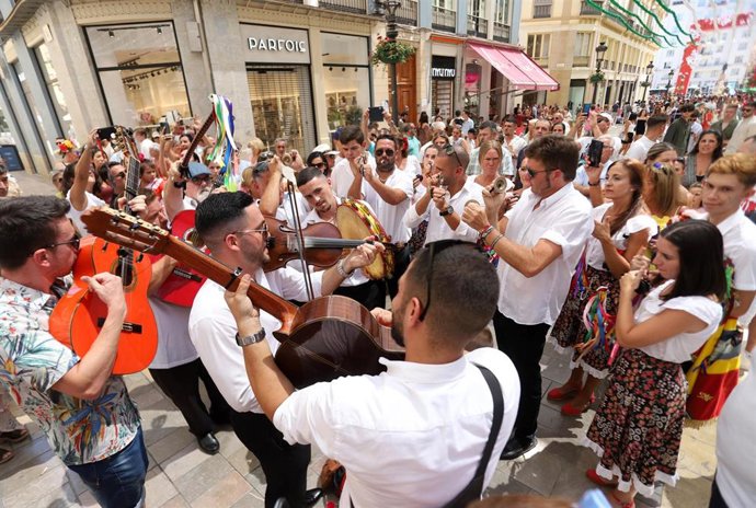 Archivo - Una panda de verdiales toca en calle Larios durante la Feria de Málaga de 2022.