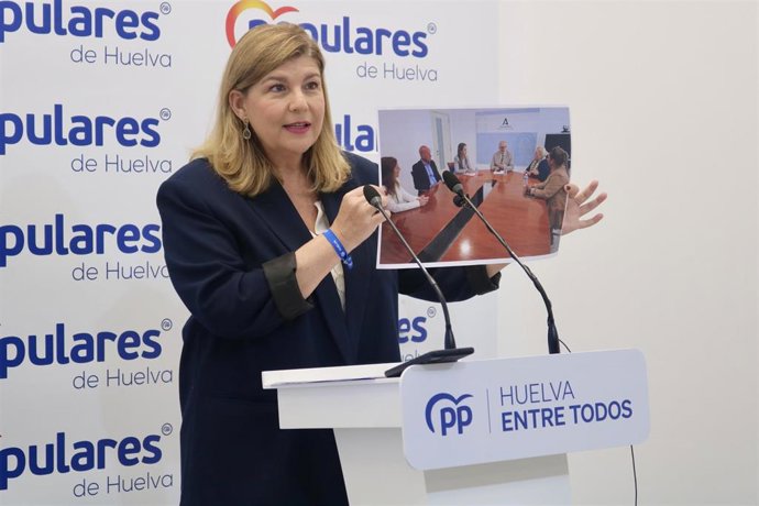 La secretaria general del PP de Huelva, Berta Centeno, en rueda de prensa.