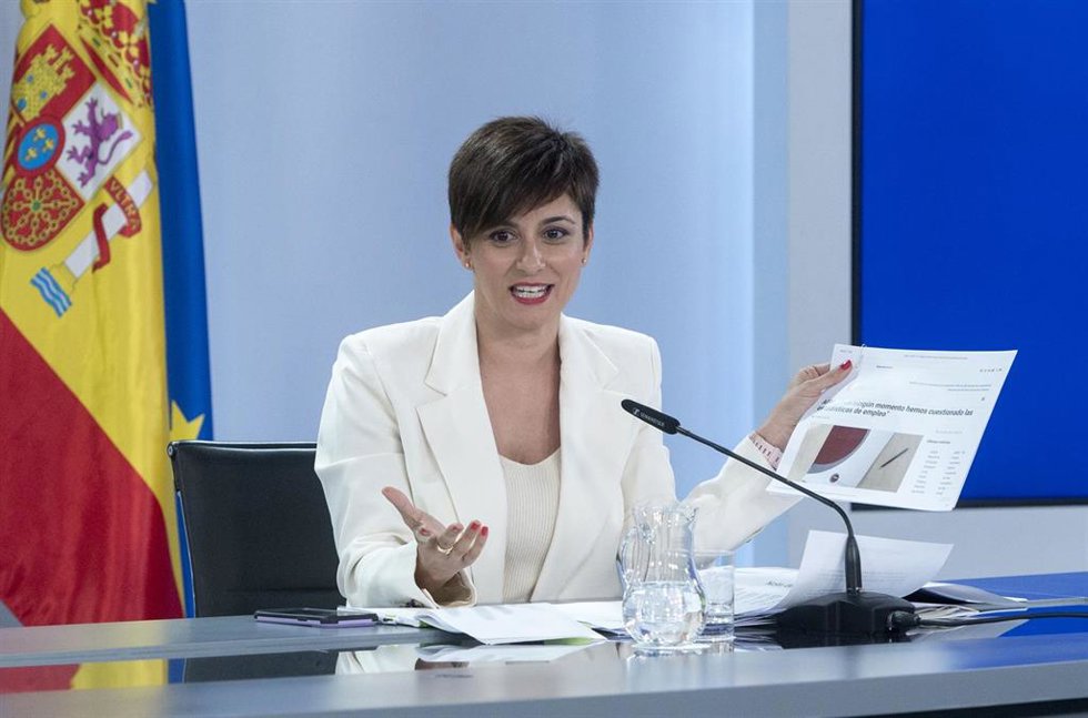La ministra de Política Territorial y portavoz del Gobierno, Isabel Rodríguez, durante una rueda de prensa tras el Consejo de Ministros, en el Palacio de La Moncloa, a 4 de abril de 2023, en Madrid (España). 