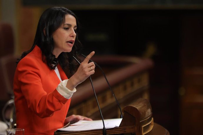 La portavoz de Ciudadanos en el Congreso, Inés Arrimadas, interviene durante una sesión plenaria, en el Congreso de los Diputados.