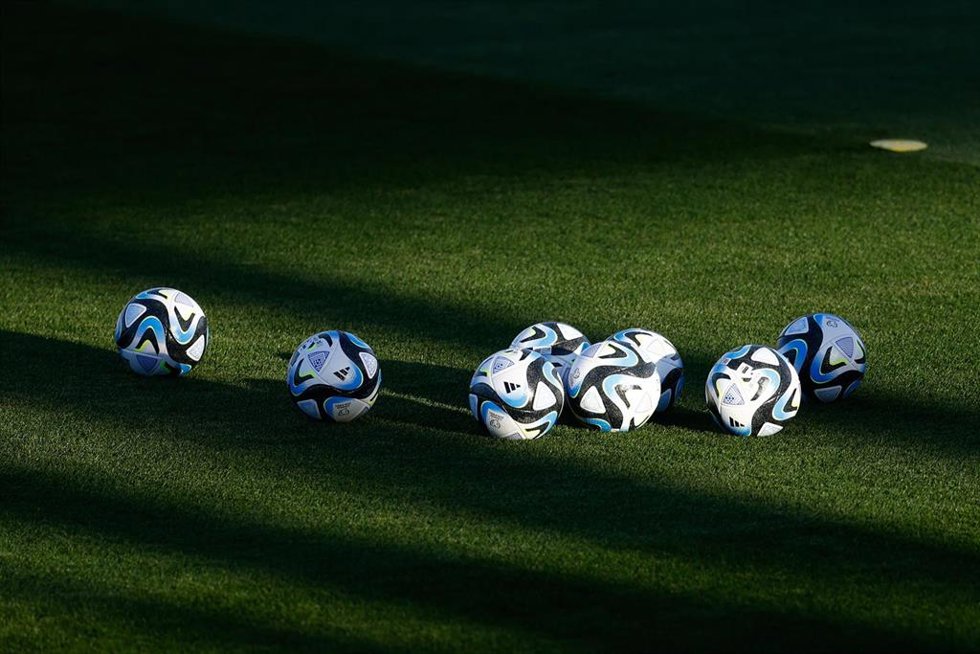 Balonces en el entrenamiento de la selección española en la Ciudad del Fútbol de Las Rozas. 