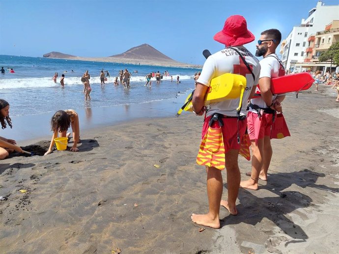 Socorristas de Cruz Roja en una playa de Canarias