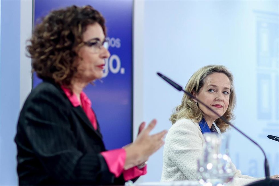 Archivo - La ministra de Hacienda y Función Pública, María Jesús Montero (i), y la vicepresidenta primera y ministra de Asuntos Económicos y Transformación Digital, Nadia Calviño (d).