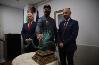 La cofradía de El Rico cumple este Miércoles Santo con su tradición de liberar a un preso en la Semana Santa de Málaga