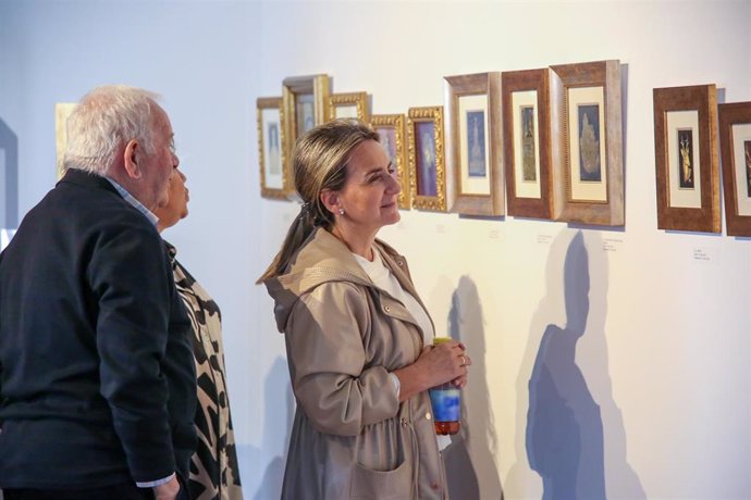 La alcaldesa de Toledo visita la exposición impulsada por la Fundación del Damasquinado.