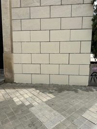El Ayuntamiento de Granada limpia la pintada de la Plaza Luis Portero y abre una investigación para dar con su autor