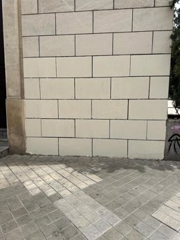 Fachada pintada para ocultar un mensaje de 'gora ETA' aparecido en la Plaza Luis Portero