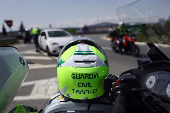 Archivo - El casco de la Guardia Civil en un control de tráfico en el kilómetro 34 de la A-1, el día que comienza la operación salida del puente de mayo 2022, a 29 de abril de 2022, en Madrid (España). La Dirección General de Tráfico (DGT) pone en march