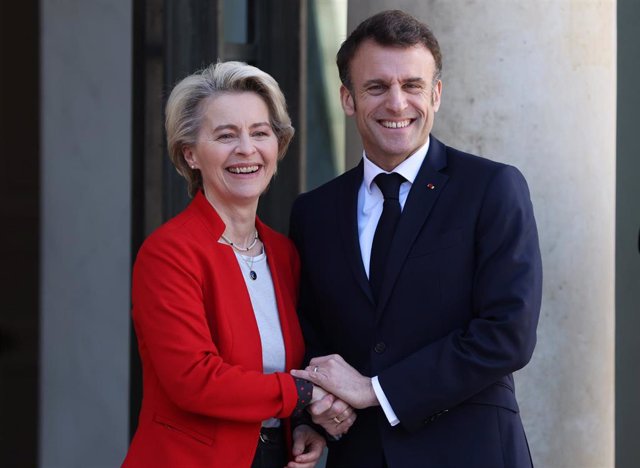 El presidente de Francia, Emmanuel Macron, recibe a la presidenta de la Comisión Europea, Ursula Von der Leyen