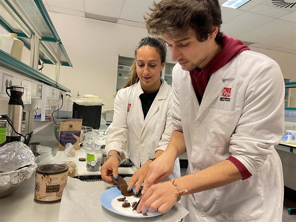Alumnos de la UMH elaboran horchata de dátil, una 'pilota valenciana' vegana y una galleta de algarroba y quinoa para el concurso Innobiotec 2023 que se celebra este miércoles en el Edificio Altabix del campus ilicitano.