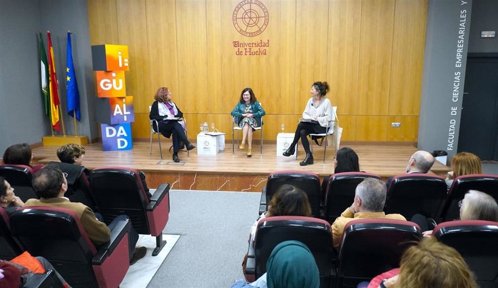 Archivo - La profesora de Historia de la UHU Encarnación Lemus durante la presentación de su libro.