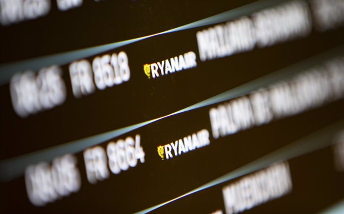 Archivo - 30 January 2023, North Rhine-Westphalia, Cologne: A view of a display board at Cologne Bonn Airport showing the departure times of the airline Ryanair. Ryanair announces the figures for the past 3rd quarter on 30 January 2023. Photo: Thomas Ba
