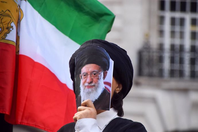 Un manifestante durante un acto de protesta en Reino Unido contra la violencia durante las protestas en Irán