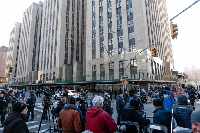 April 4, 2023, New York City, NY, United States of America: Outside of the Manhattan District Court in New York on April 4, 2023, ahead of the arrival of former American president Donald Trump. - Donald Trump will make an unprecedented appearance before