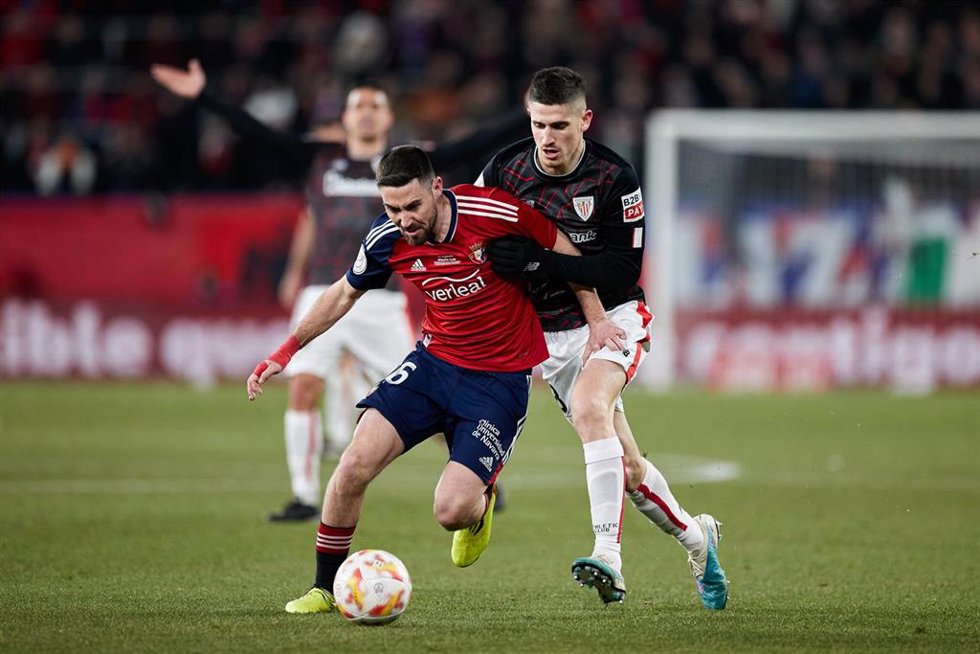 Archivo - Moi Gomezy Oihan Sancet pugnan por un balón en la ida de semifinales de la Copa del Rey 2022-2023 entre Osasuna y el Athletic Club