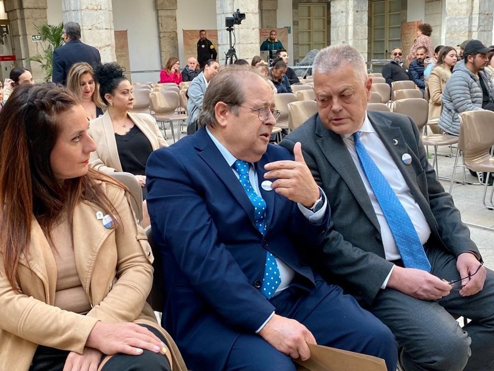 De izda a derecha: La vicepresidenta primera del Parlamento, Emi Aguirre; el presidente de la Plataforma Romanés de Cantabria, Alfredo Vargas, y el presidente del Parlamento, Joaquín Gómez, durante la celebración del acto por el Día del Pueblo Gitano