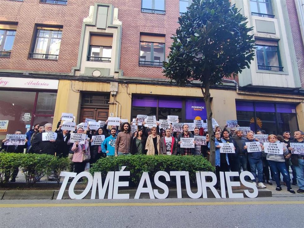 La candidata a la Presidencia del Principado por Podemos Asturies, Covadonga Tomé, recibe el apoyo de militantes tras el preinforme de expediente del Comité de Seguridad y Salud Laboral de Podemos