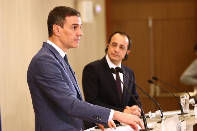 El presidente del Gobierno, Pedro Sánchez, junto a su homólogo chipriota, Nikos Christodoulides, este martes en el palacio presidencial de Chipre.
