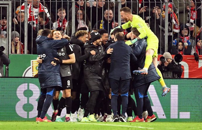 Los jugadores del Friburgo celebran su pase a las semifinales de la Copa de Alemania 2022-2023