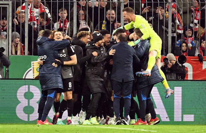 04 April 2023, Bavaria, Munich: Freiburg's players cheer after their victory following the German DFB-Pokal quarter-final soccer match between Bayern Munich and SC Freiburg at Allianz Arena. Photo: Sven Hoppe/dpa - IMPORTANT NOTICE: DFL and DFB regulati
