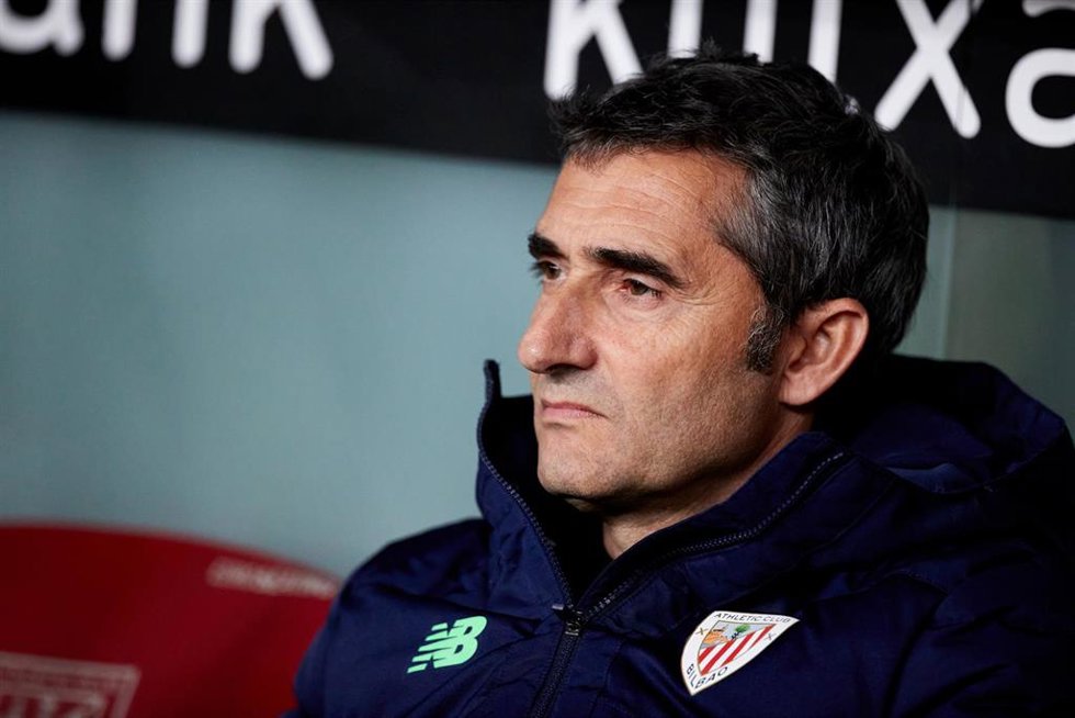 Ernesto Valverde head coach of Athletic Club looks on during the Copa del Rey match between Athletic Club and CA Osasuna at San Mames on April 4, 2023, in Bilbao, Spain.