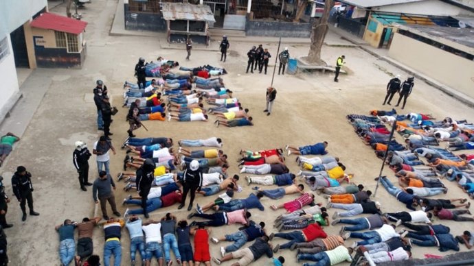 Archivo - Imagen de archivo de presos reducidos y agentes de la Policía tras sofocar un motín en una prisión de Ecuador