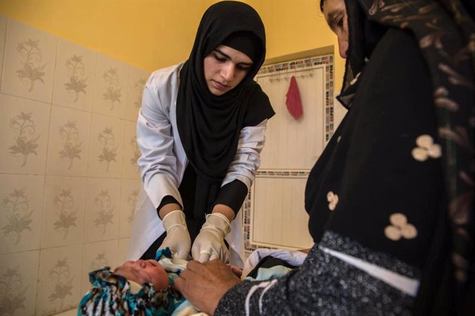 Archivo - Laila atiende a una madre y su bebé en una clínica en una aldea próxima a Herat, en Afganistán