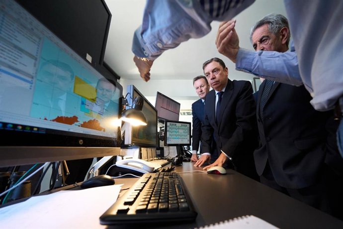 El ministro de Pesca, Luis Planas, y el presidente de Cantabria, Miguel Ángel Revilla, se reúnen con Salvamento Marítimo en Santander.