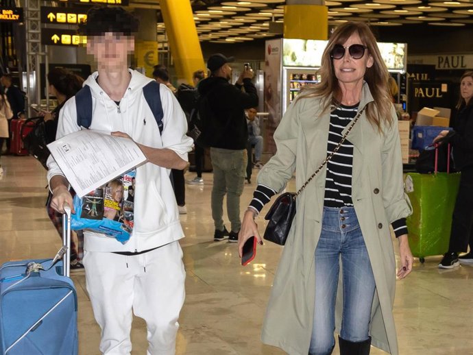 Lara Dibildos ha recogido a su hijo Álvaro en el aeropuerto de Madrid
