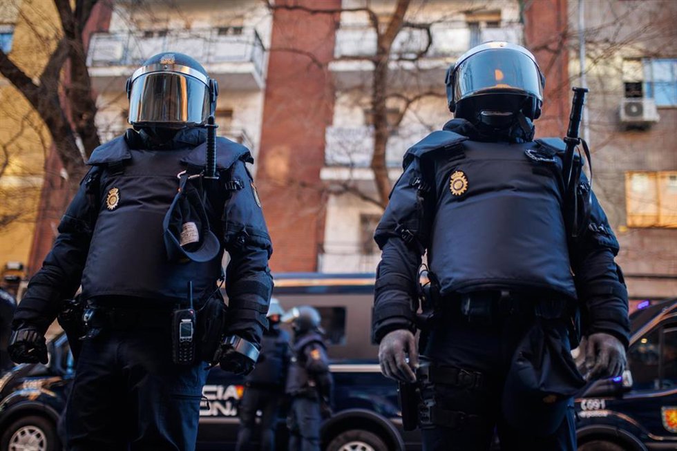 Archivo - Dos antidisturbios.