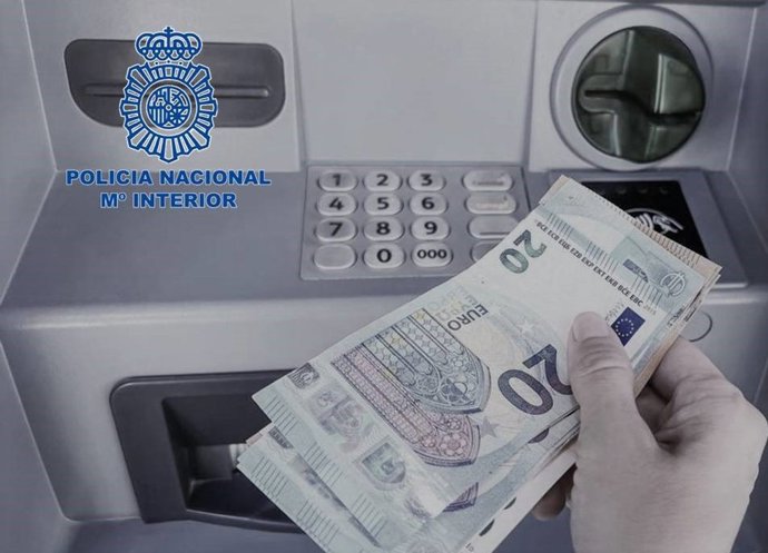 Una persona saca dinero de un cajero.