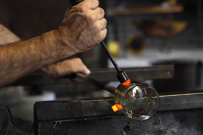 Archivo - Un vidriero fabrica vidrio mediante la técnica del vidrio soplado, en la Fábrica de Vidrios de Arte Gordiola, en Algaida, Mallorca.