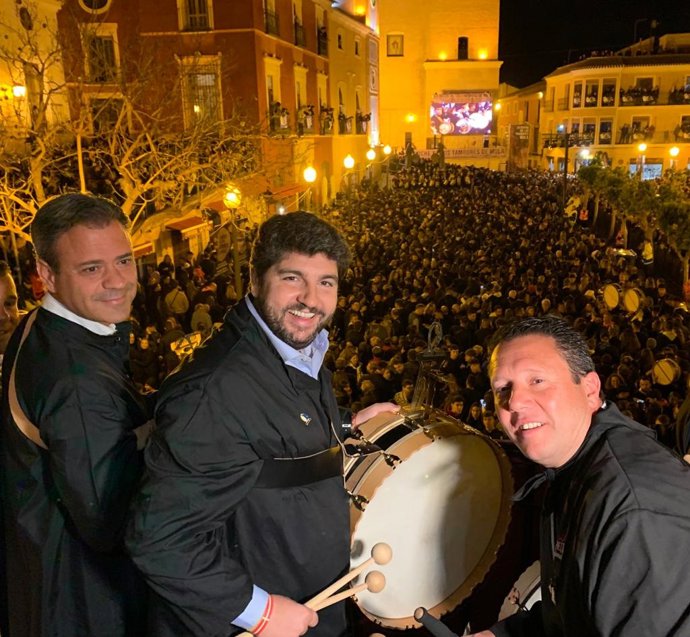 El jefe del ejecutivo regional, Fernando López Miras, participa en la Noche de los Tambores de Mula