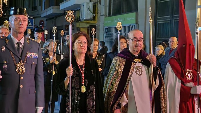 Miembros de la comunidad universitaria de la UCAM participan en la procesión del Cristo de la Salud  encabezados por la presidenta de la institución, María Dolores García