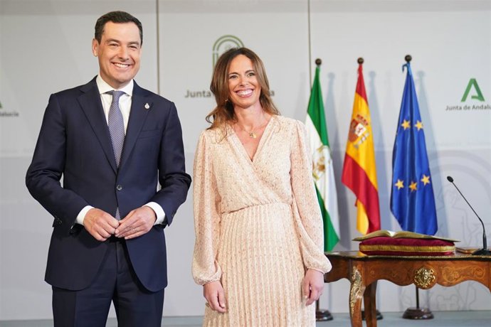 La consejera de Fomento, Articulación del Territorio y Vivienda, Rocío Díaz, junto al presidente de la Junta, Juanma Moreno, tras su toma de posesión. 