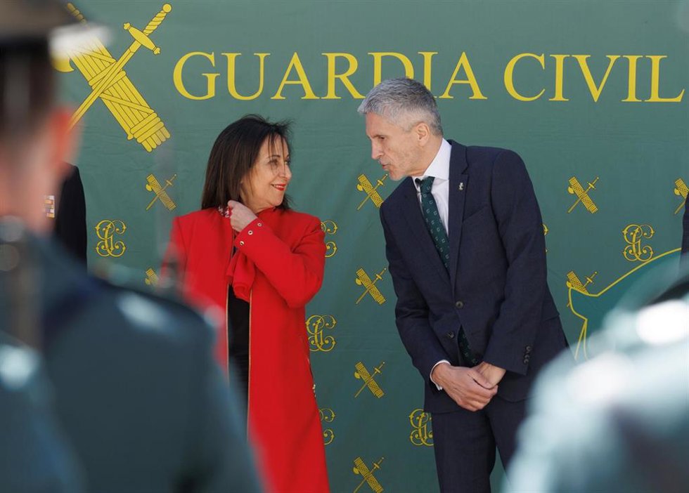 La ministra de Defensa, Margarita Robles, y el ministro del Interior, Fernando Grande-Marlaska, conversan durante la toma de posesión de la nueva directora de la Guardia Civil, en la Dirección General de la Guardia Civil, a 4 de abril de 2023, en Madrid